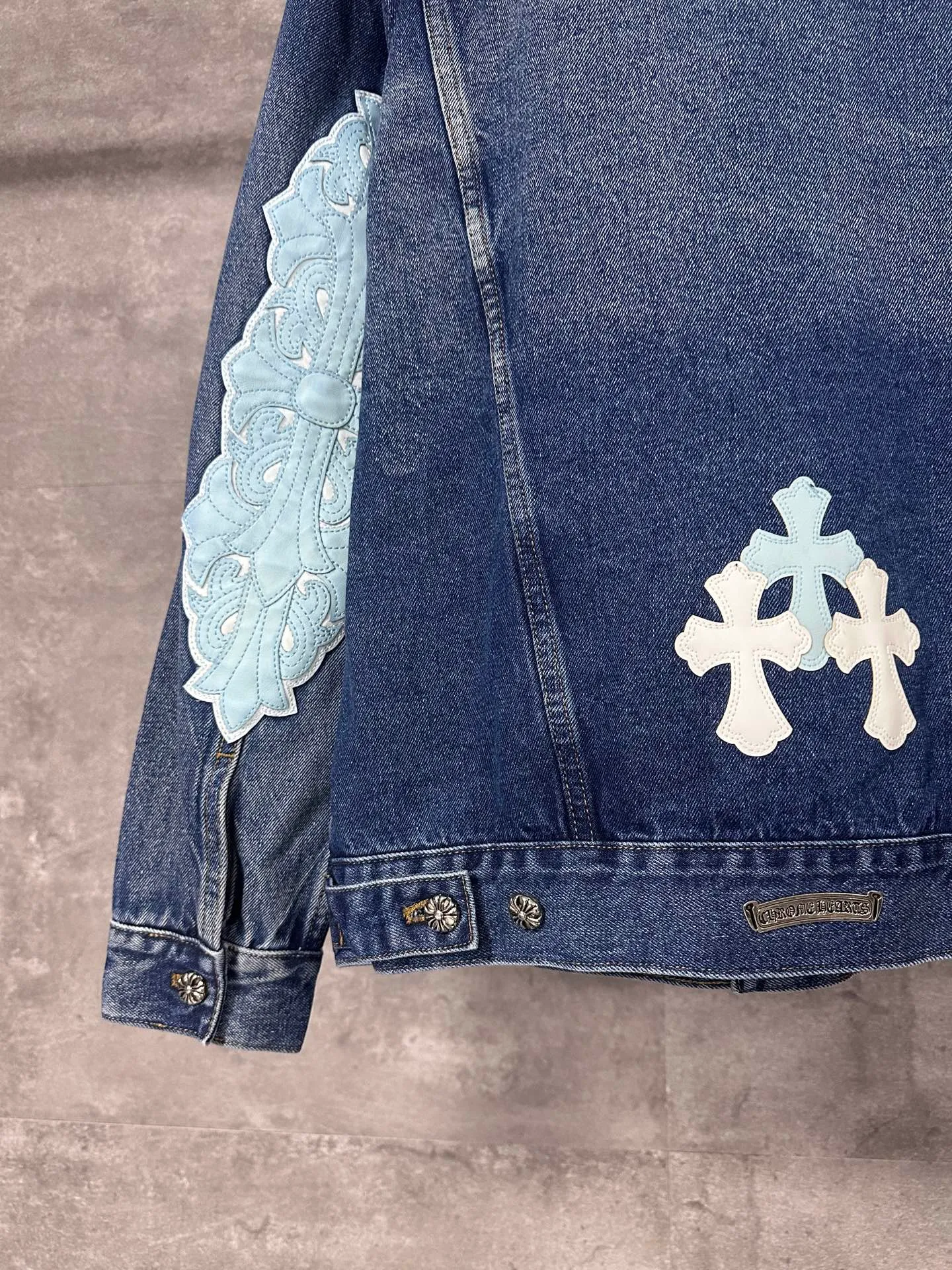 P720 💰 CHrome Hearte cross patchwork leather denim jacket size: S M L Design details: the visual fantasy of Gothic symbols, the multi-dimensional expression of the cross totem: the red and white contrasting cross patches are staggered on the chest and back, making the brand more recognizable; the hollow cross pattern leather splicing on the sleeves combines the mystery of religious symbols with the punk-style deconstructed design. Every detail tells the dark aesthetics of Crowe's heart. Retro distressing with denim texture: Selected denim fabrics are treated with distressing techniques to show natural fading and texture, which not only retains the retro accent of denim items, but also adds a casual sense to the overall look. The ingenuity of hardware and tailoring: The metal buttons and hardware all have Croxin's iconic pattern, which shines exquisitely under the refraction of light; the neat tailoring of the classic denim jacket is suitable for a variety of wearing scenarios, and can create a strong personal style whether it is layered or worn alone. Croxin's denim jacket is not only a piece of clothing, but also a style badge that highlights unique aesthetics and rebellious attitude. For those who pursue individuality, they can leave their own hardcore mark in the fashion field.